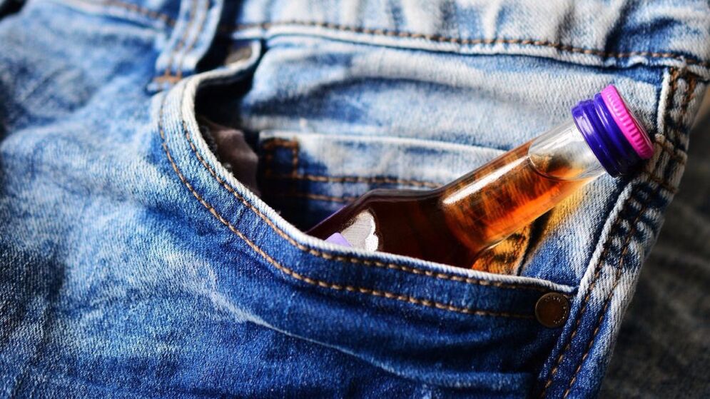 Egy üveg alkohol a zsebében