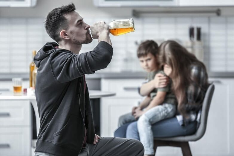 egy férfi alkoholt iszik, hogyan segítsen neki leszokni